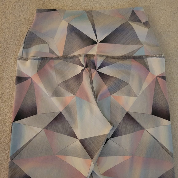Evolution and Creation Geometric Women's Capri Leggings - Pink and Gray - Picture 4 of 7